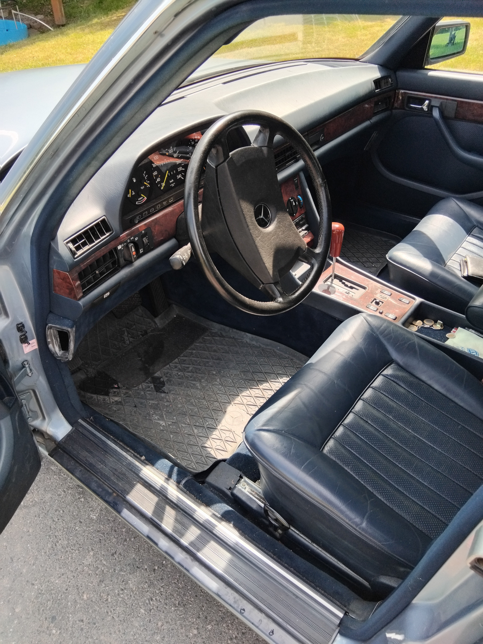 Mercedes-Benz 300 SEL W126 – Innenraum mit blauem Leder und Wurzelnussholz