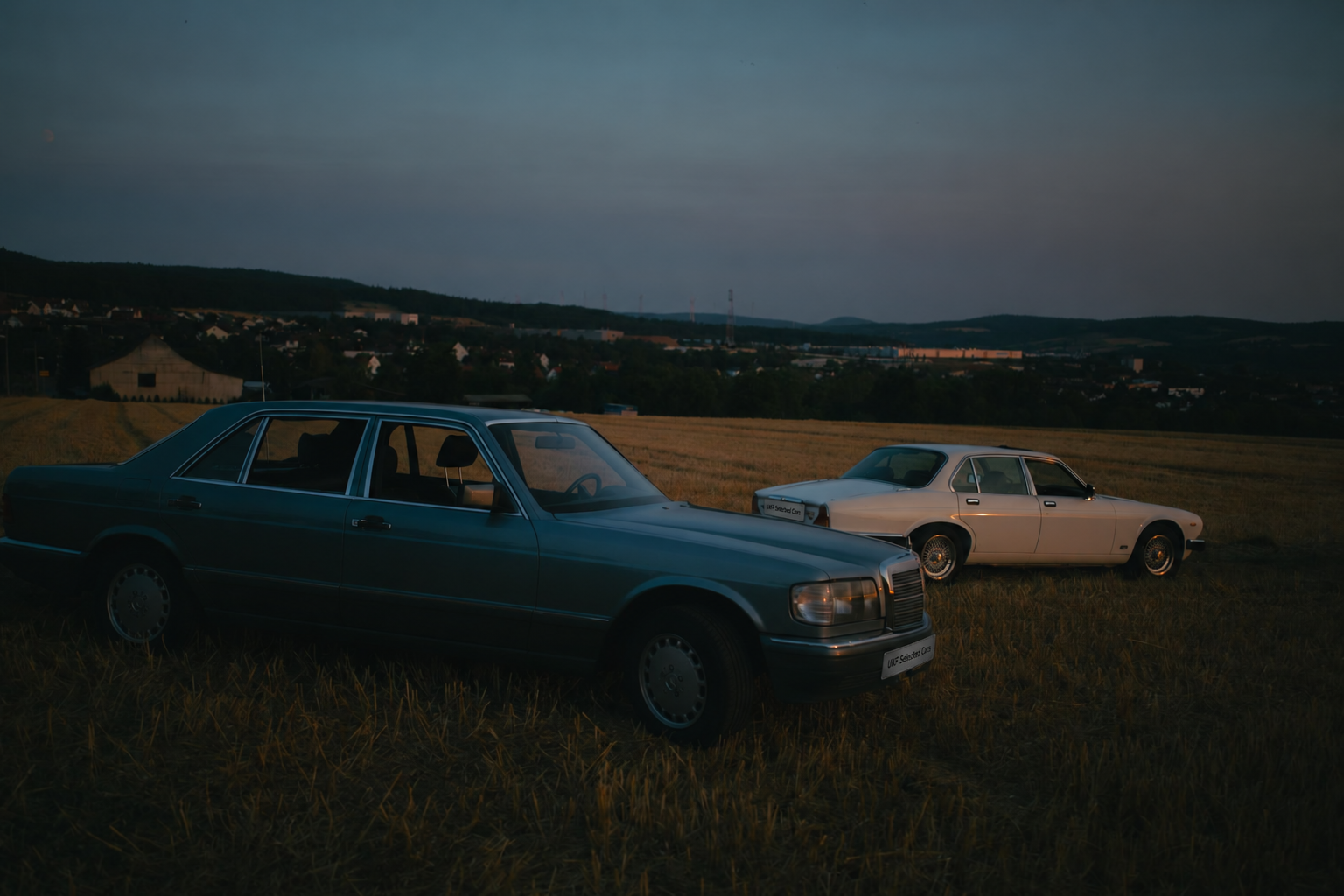 Mercedes-Benz 300 SEL W126 – Abendaufnahme im Feld