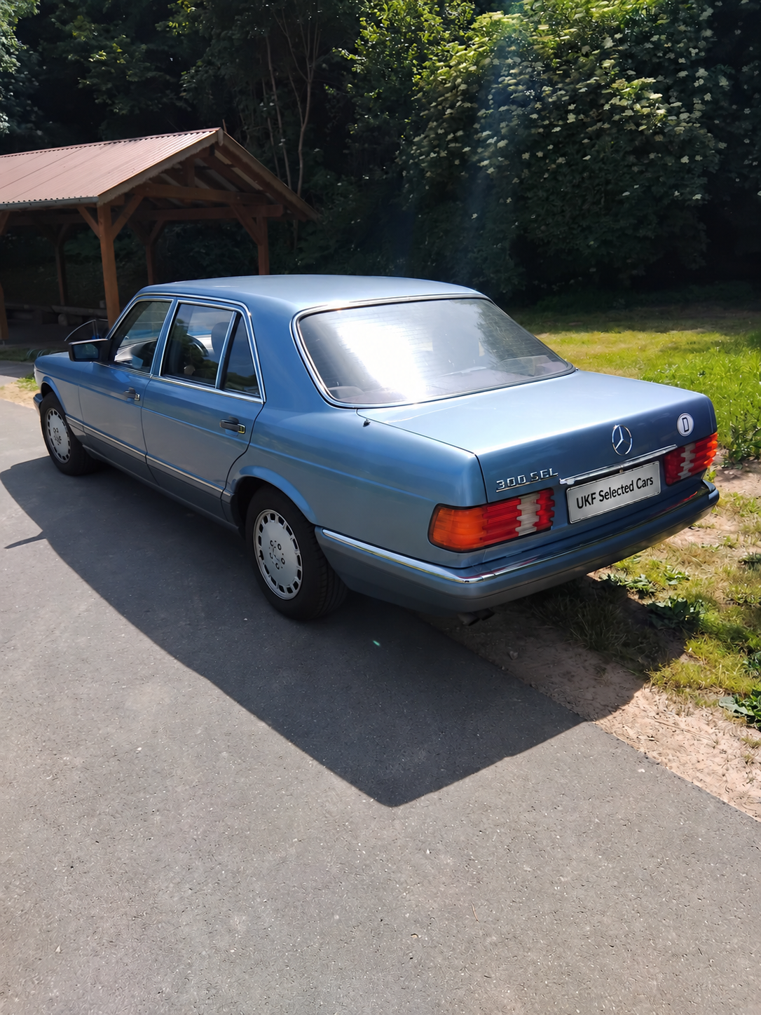 Mercedes-Benz 300 SEL W126 – Heck und rechte Fahrzeugseite